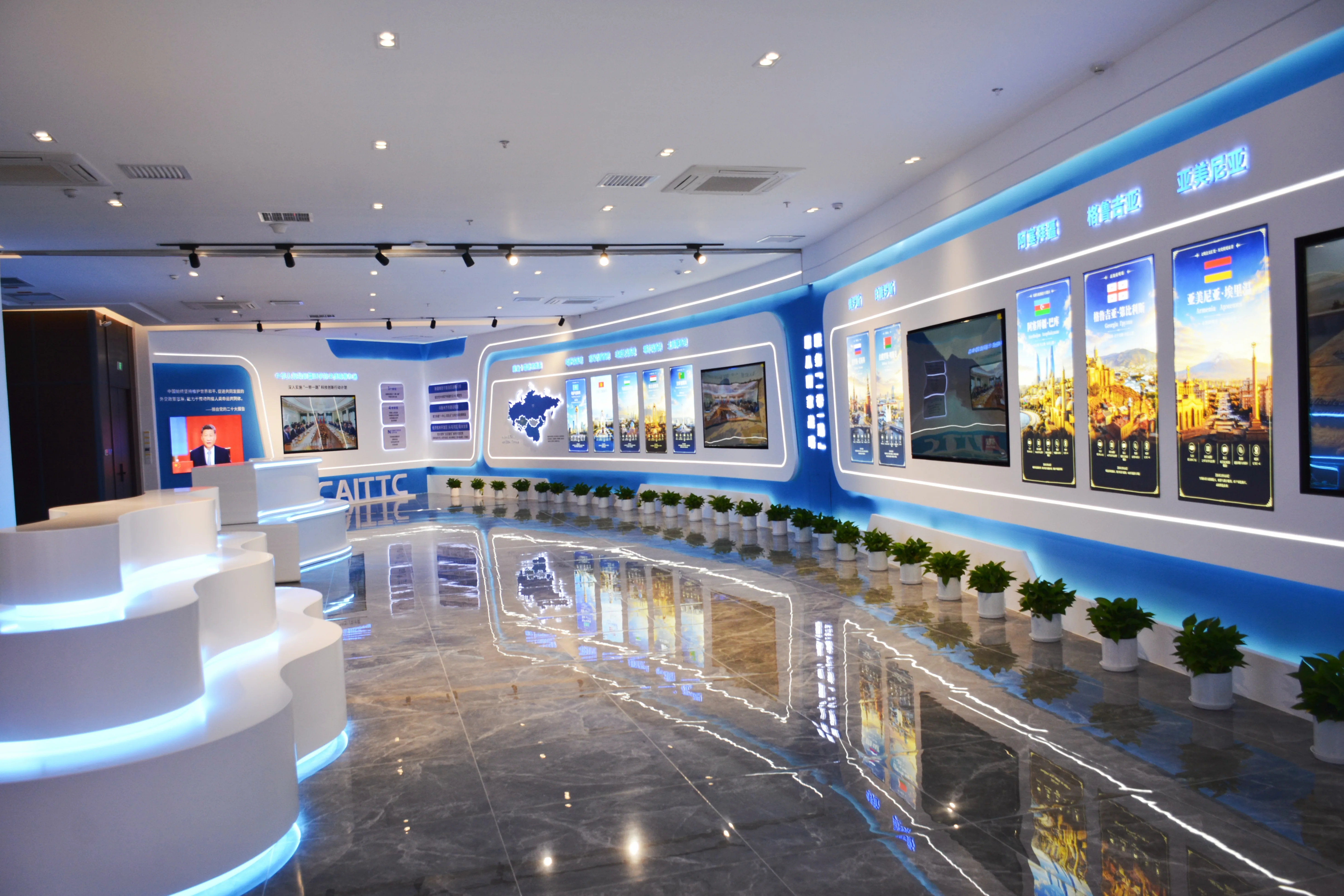 成果展示区左侧